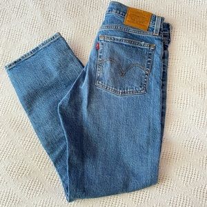 LIKE NEW Levi's Wedgie Straight Jeans Size 27, Distressed knee, Button Fly